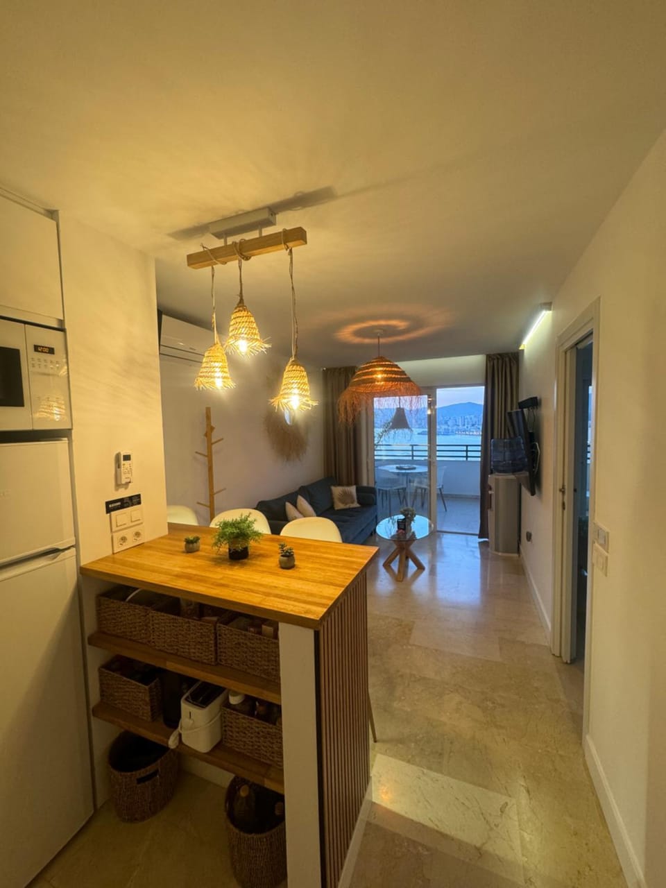 Kitchen or kitchenette, Dining area, minibar