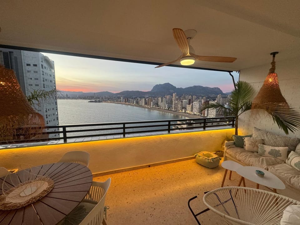 View (from property/room), Balcony/Terrace, Seating area, Dining area, City view, Mountain view, Sea view
