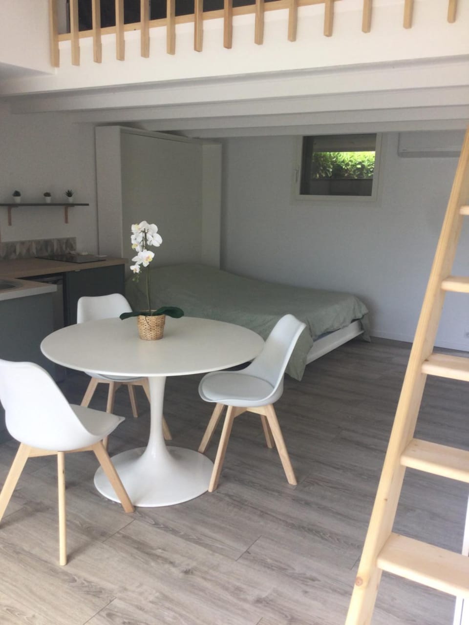 Bed, Dining area