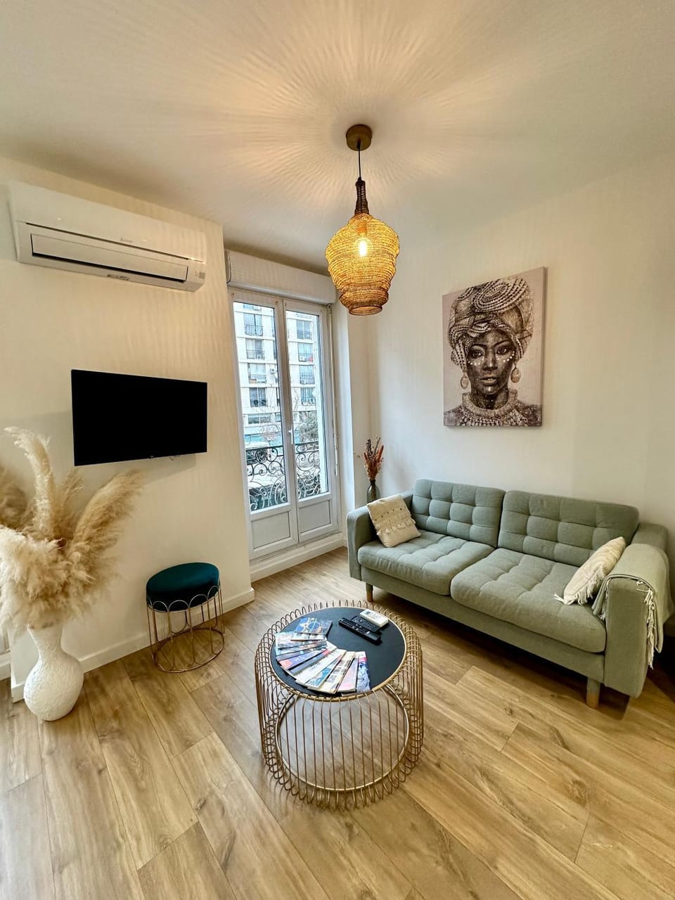 TV and multimedia, Living room, Seating area, air conditioner