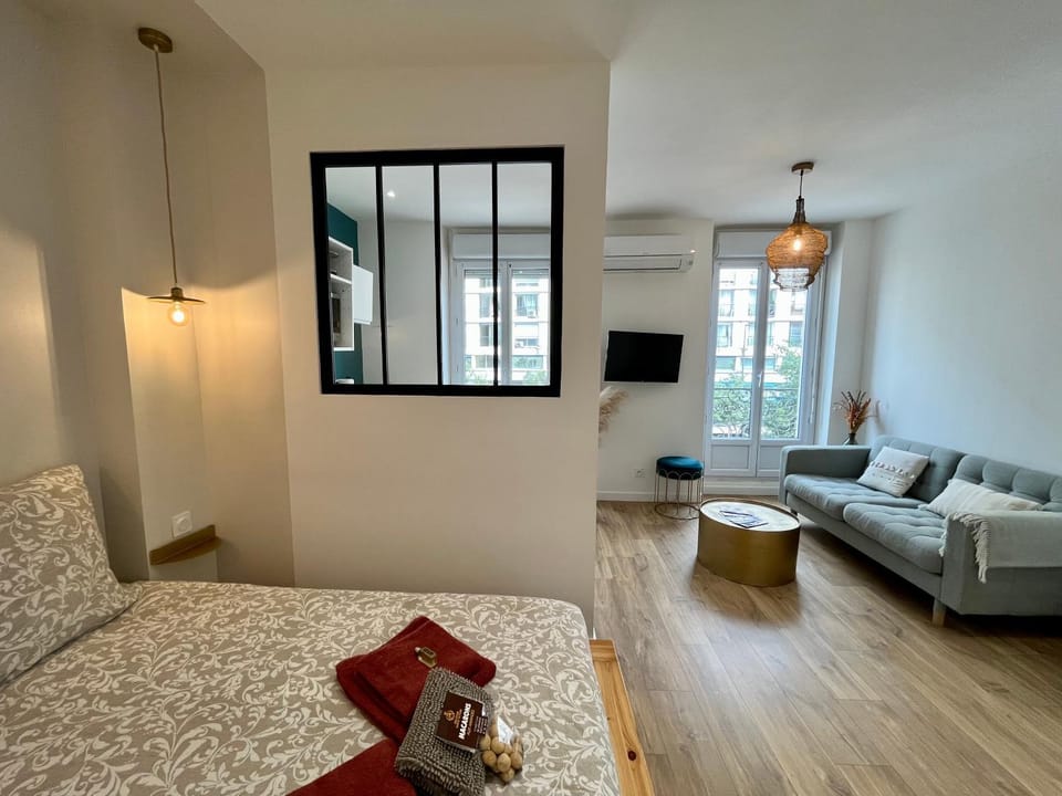 Bed, TV and multimedia, Living room, Photo of the whole room, Seating area, Bedroom, air conditioner, air conditioner