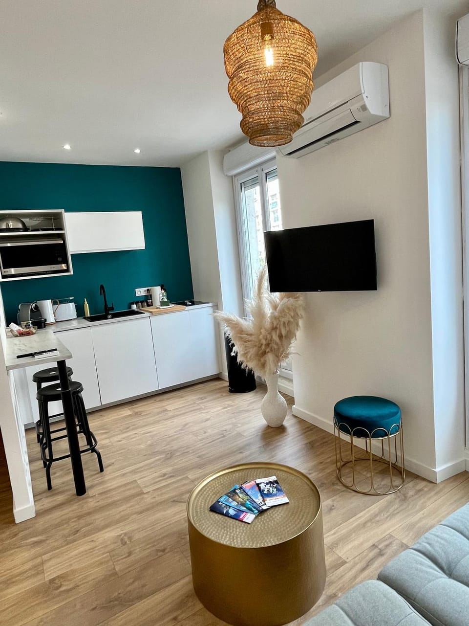 TV and multimedia, Coffee/tea facilities, Kitchen or kitchenette, Living room, Dining area, minibar, pet friendly, pet friendly, stove, stove, toaster, toaster, kitchen, kitchen, air conditioner