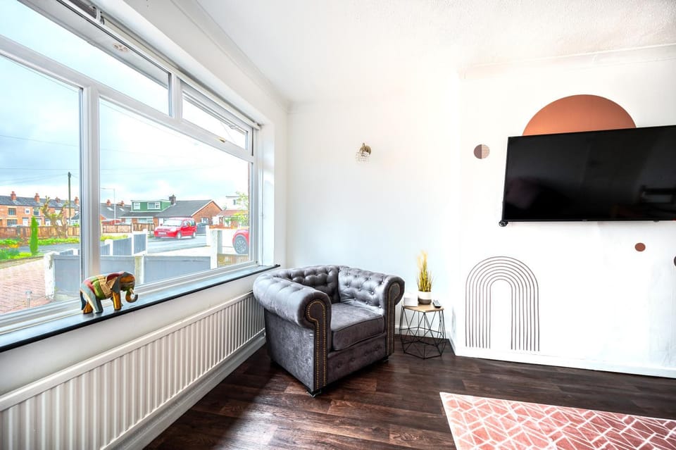 Communal lounge/ TV room, TV and multimedia, Living room, Seating area, Evening entertainment