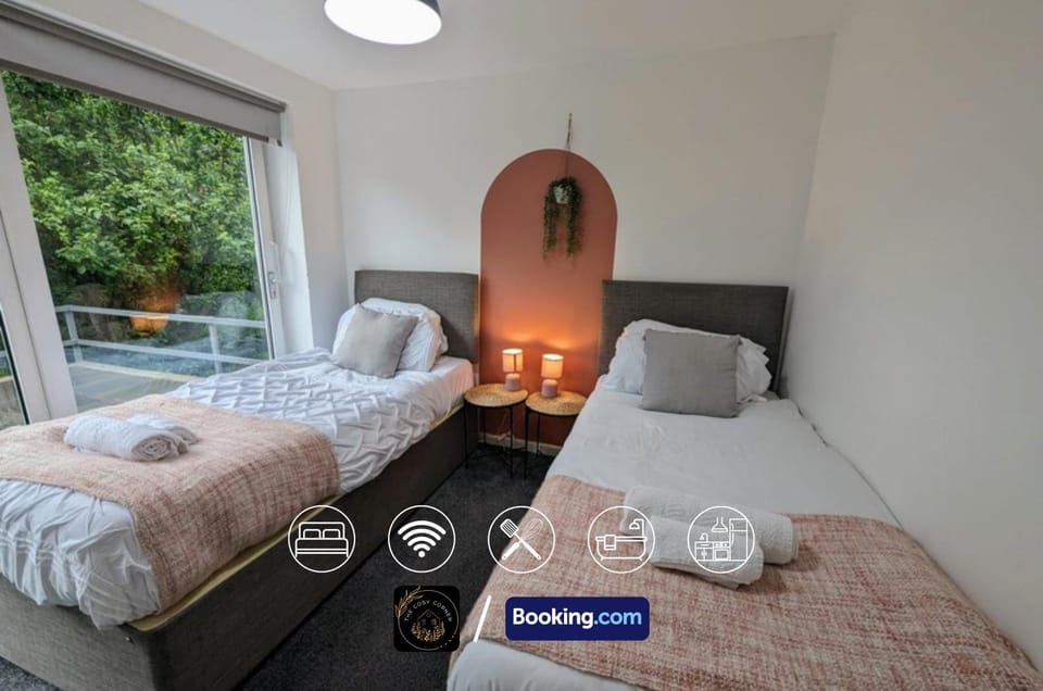 Bed, View (from property/room), Photo of the whole room, Decorative detail, Bedroom, towels