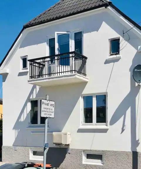 Property building, Day, Balcony/Terrace, Parking