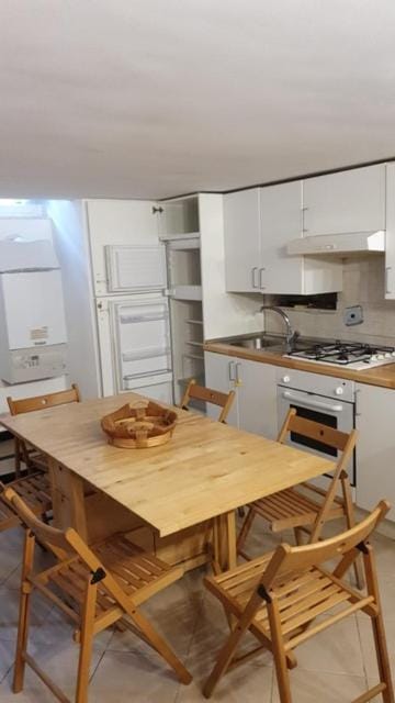 Kitchen or kitchenette, Dining area, pet friendly, stove