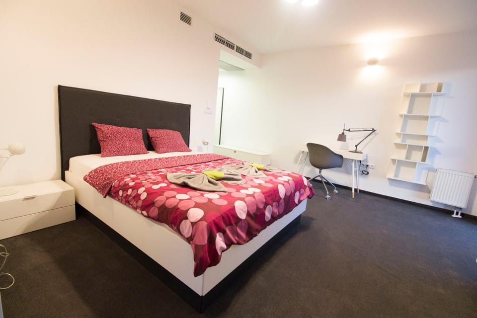 Bed, Photo of the whole room, Bedroom, towels
