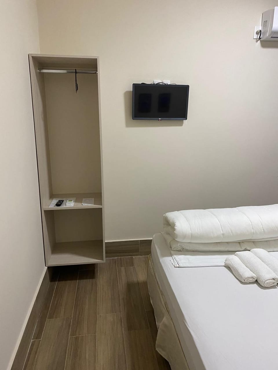 TV and multimedia, Photo of the whole room, Bedroom