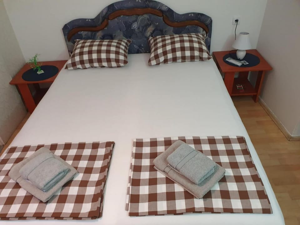 Bed, Bedroom, towels