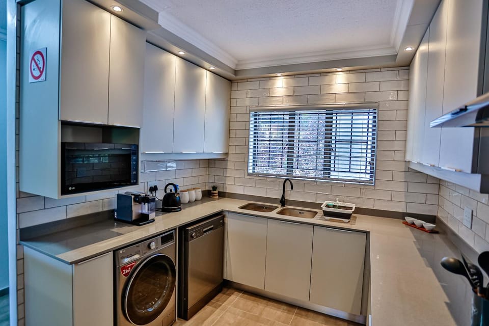 Coffee/tea facilities, Kitchen or kitchenette, dishwasher, minibar, washing machine