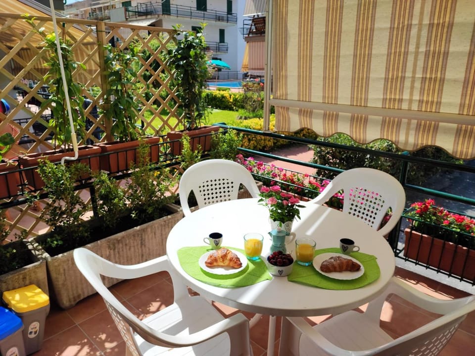 Balcony/Terrace, Dining area, Garden view, Pool view