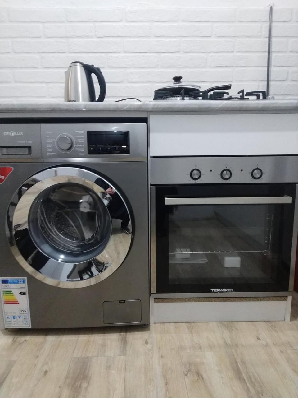 Kitchen or kitchenette, washing machine