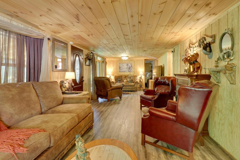 Mtn-View Warne Cabin: Hot Tub, Wine Cabinet! Cabin in Tennessee