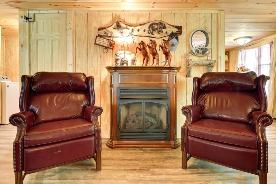 Mtn-View Warne Cabin: Hot Tub, Wine Cabinet! Cabin in Tennessee
