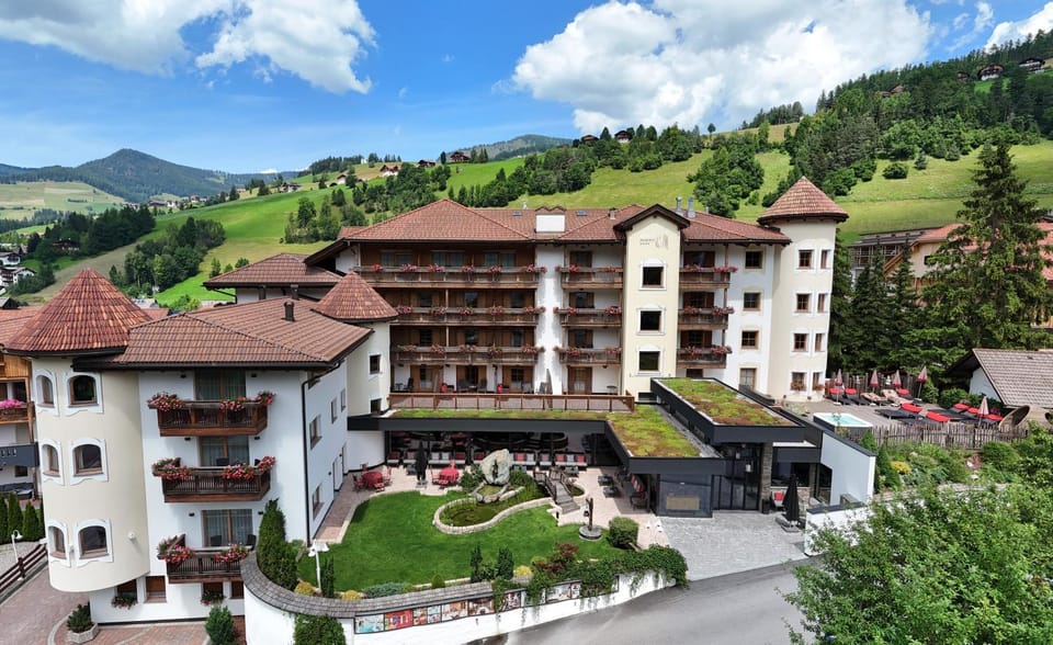 Facade/entrance, Bird's eye view