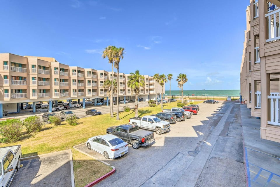 Beachside Corpus Christi Condo w/ Amenities! House in Nueces County