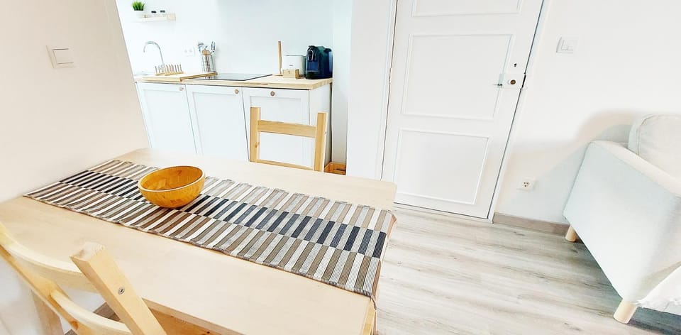 Coffee/tea facilities, Kitchen or kitchenette, Living room, Seating area