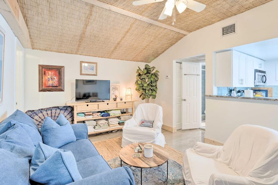 Heated Saltwater Pool + Bar: Del Ray Cottage! House in Delray Beach