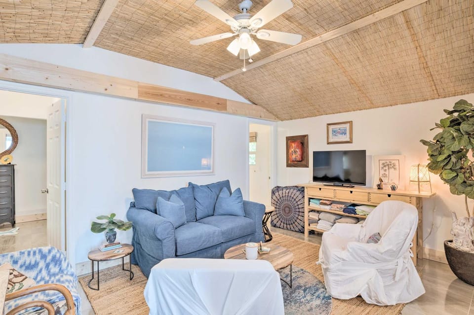 Heated Saltwater Pool + Bar: Del Ray Cottage! House in Delray Beach