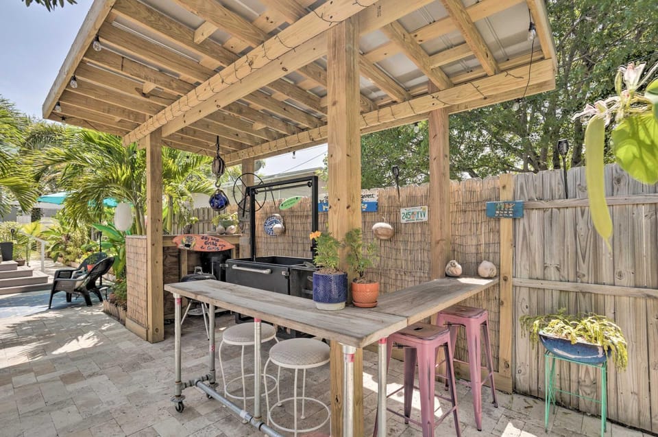 Heated Saltwater Pool + Bar: Del Ray Cottage! House in Delray Beach