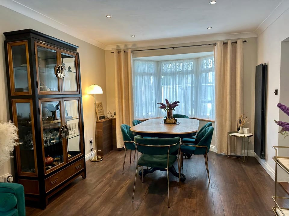 Luxury Oriental Home with Exotic Garden & Free Parking House in Liverpool