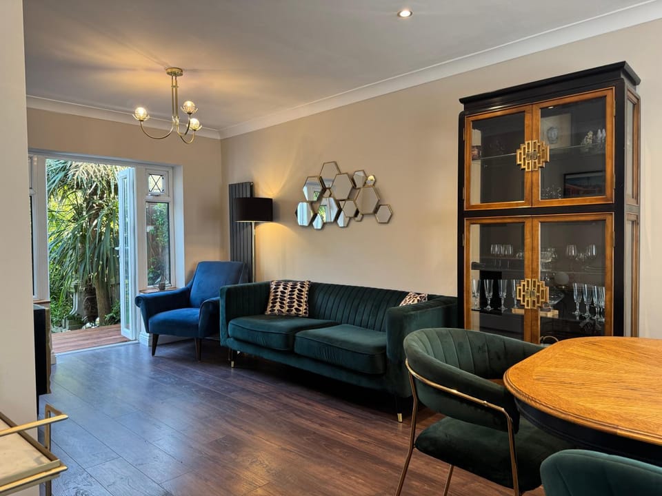 Luxury Oriental Home with Exotic Garden & Free Parking House in Liverpool