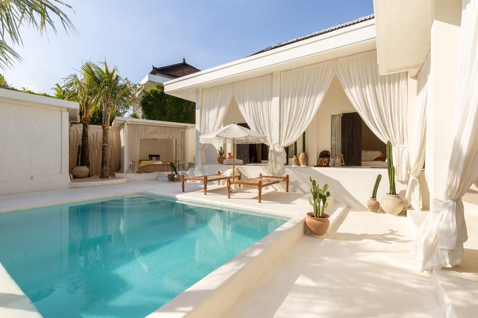 Property building, Swimming pool, sunbed