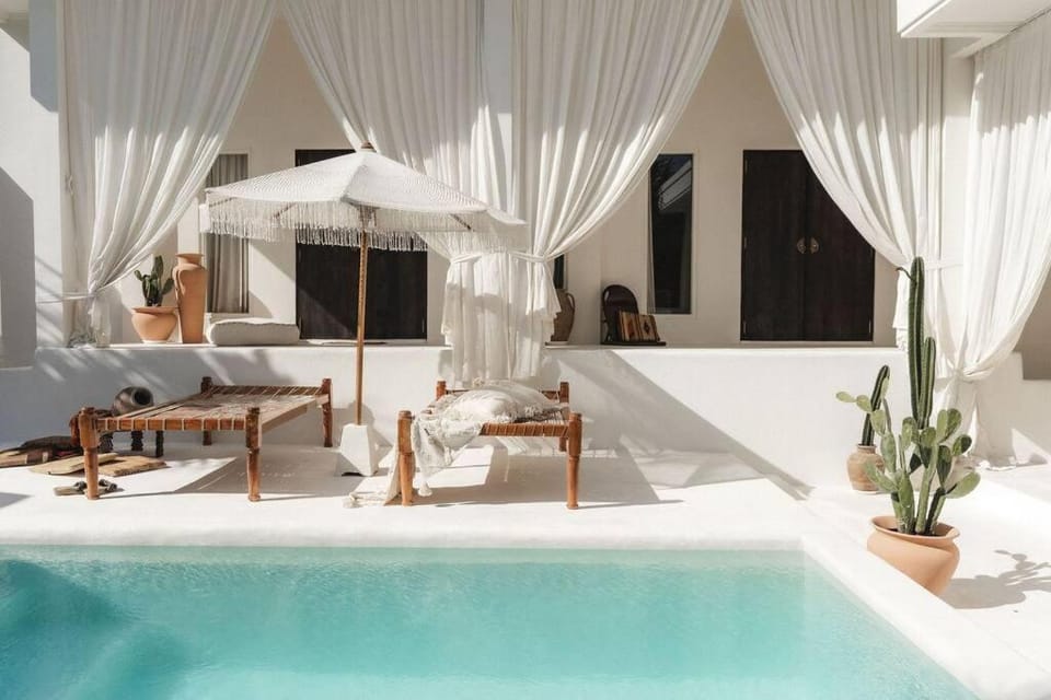 Swimming pool, sunbed
