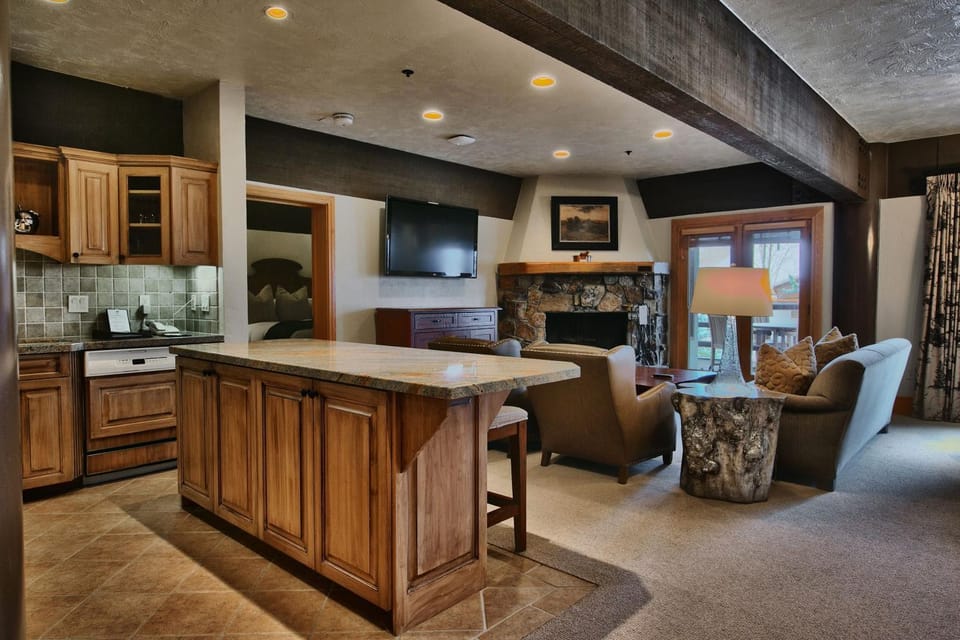 Luxury Three Bedroom Suite with Mountain Views and Hot Tub Apartment in Deer Valley