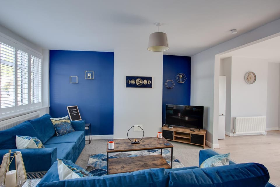 Communal lounge/ TV room, TV and multimedia, Living room, Seating area, Evening entertainment