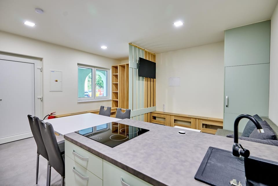 Facade/entrance, TV and multimedia, Kitchen or kitchenette, Dining area, storage