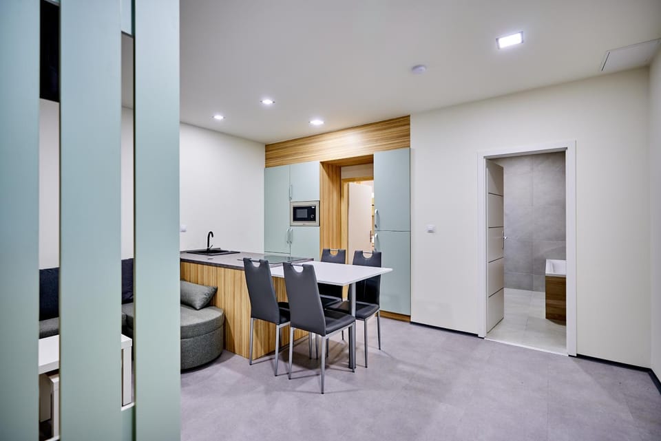 Kitchen or kitchenette, Living room, Seating area, Dining area