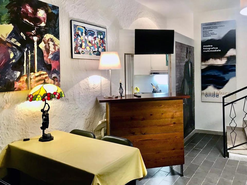 Photo of the whole room, Dining area