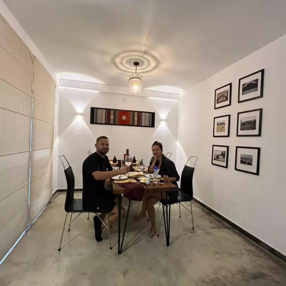 Restaurant/places to eat, Living room, Dining area, group of guests