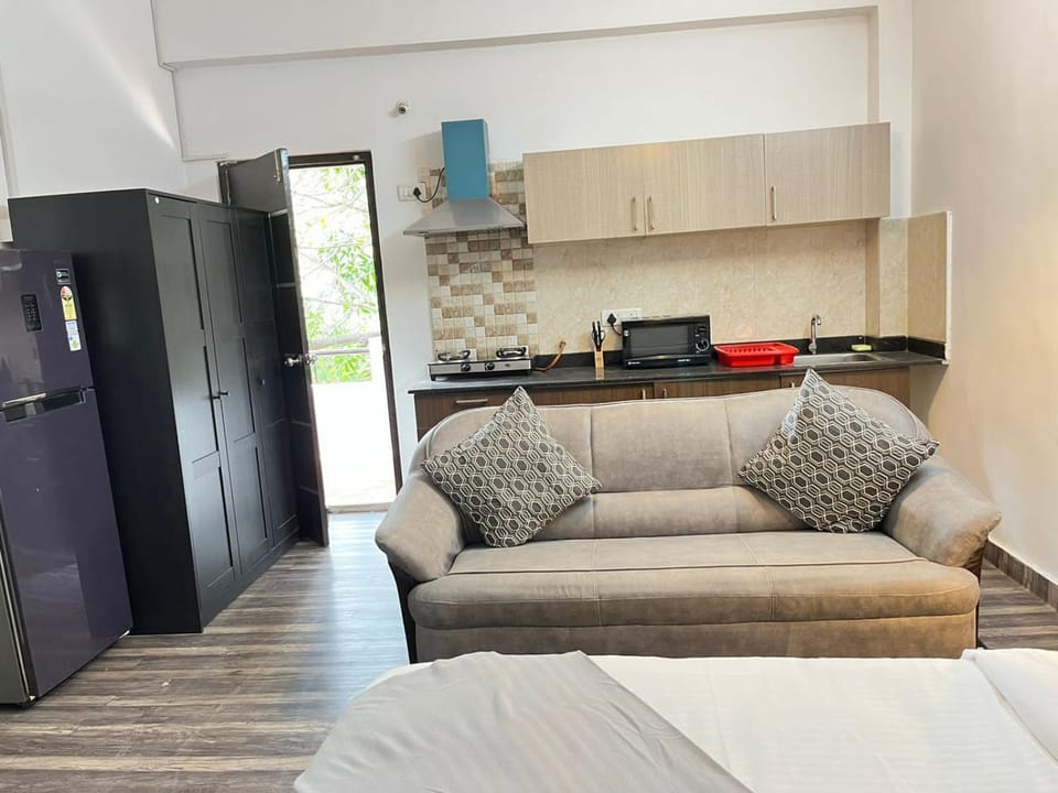 Bed, Kitchen or kitchenette, Living room, Photo of the whole room, Seating area, Bedroom, minibar, stove, wardrobe