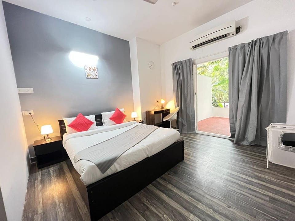 Bed, Photo of the whole room, Bedroom, towels, air conditioner