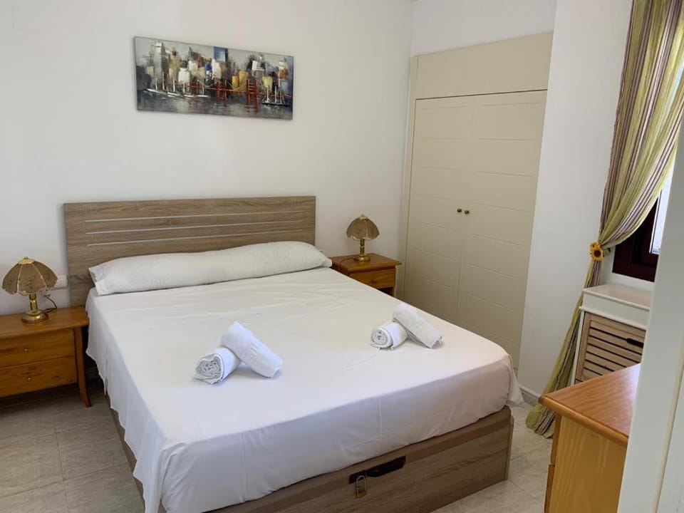 Photo of the whole room, Bedroom