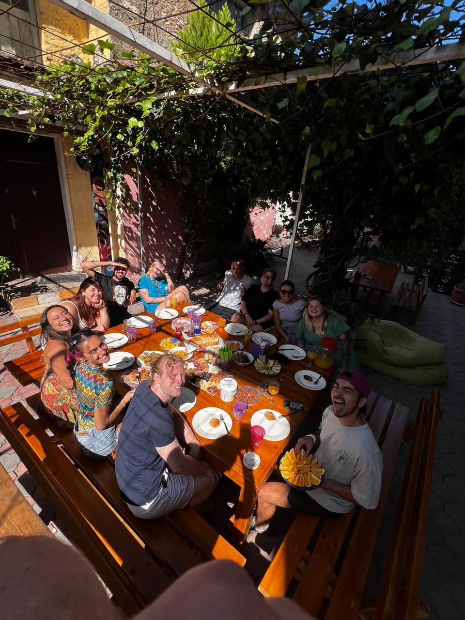 Patio, Day, People, Food and drinks, Banquet/Function facilities, Seating area, Dining area, Food, Drinks, group of guests