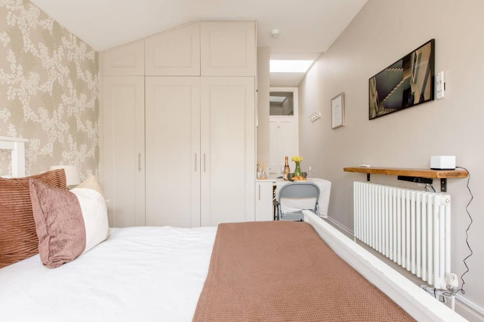 Luxury King-Bed EnSuite with Tranquil Garden Views House in London