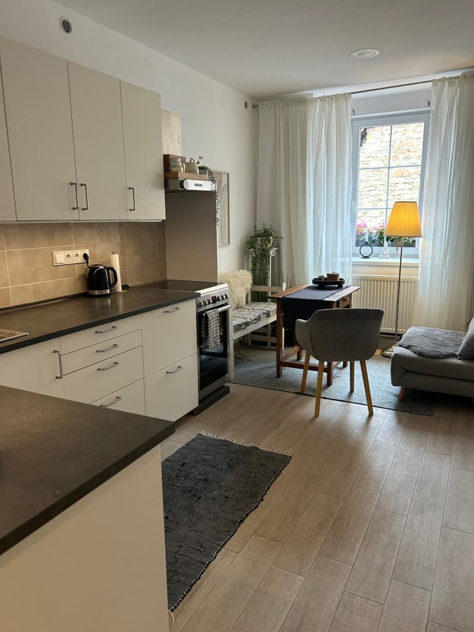 Kitchen or kitchenette, Seating area, Dining area