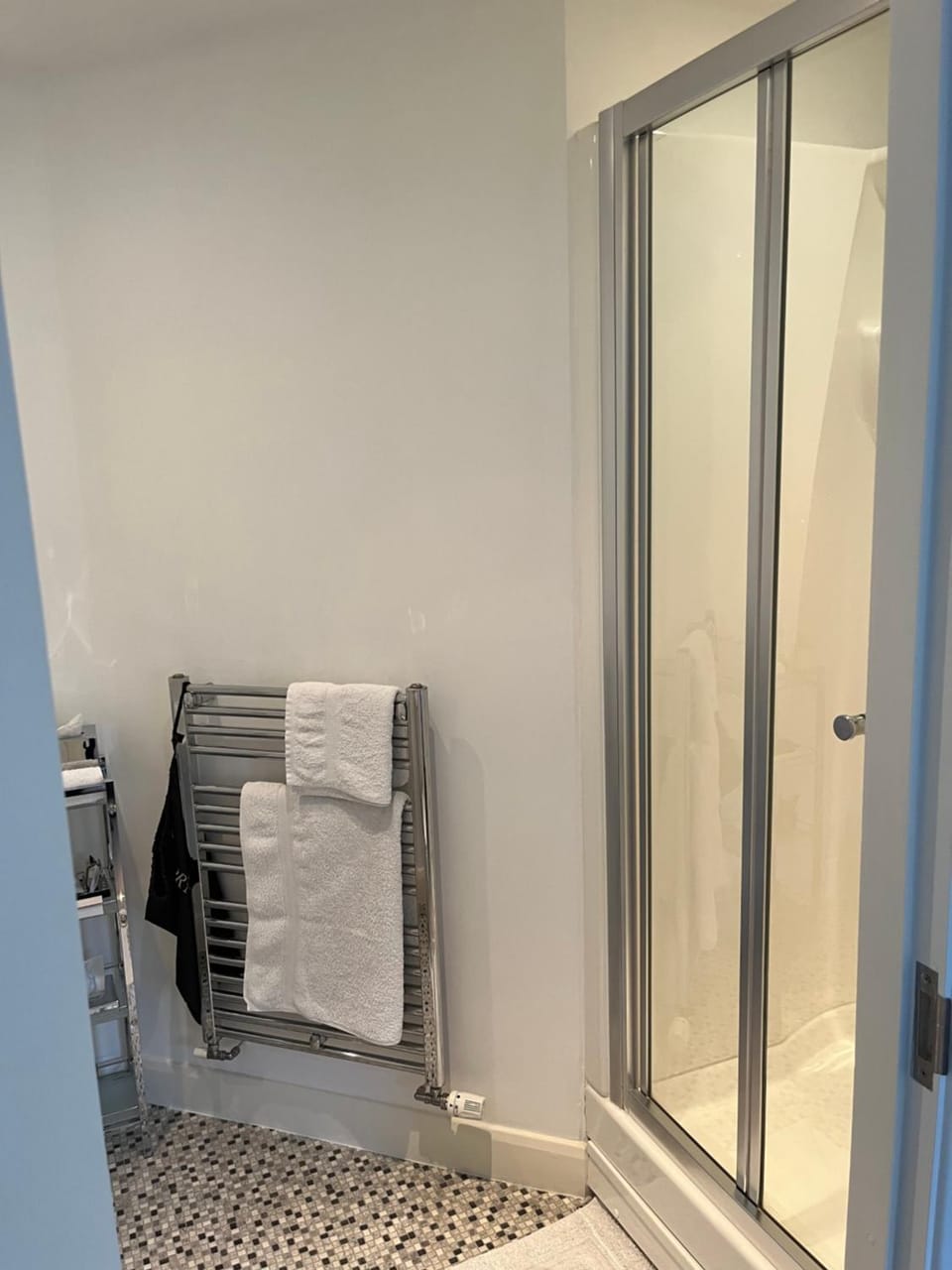 Photo of the whole room, towels