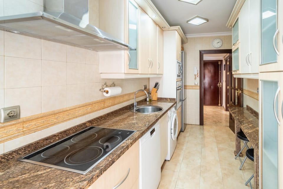 Kitchen or kitchenette, dishwasher, stove