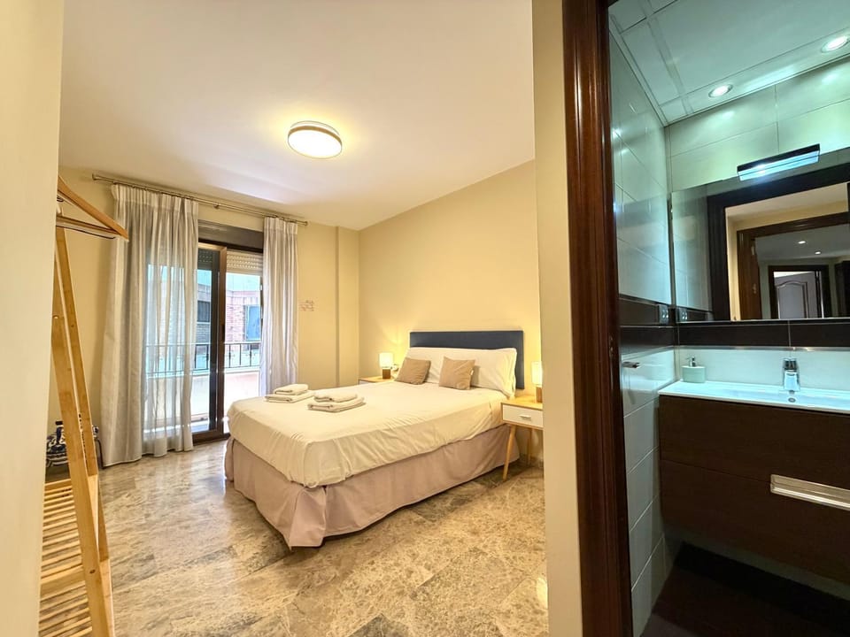 Bed, Bathroom, Photo of the whole room, Bedroom, towels