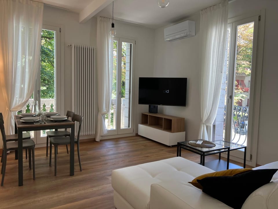 Communal lounge/ TV room, TV and multimedia, Living room, Seating area, Dining area, air conditioner