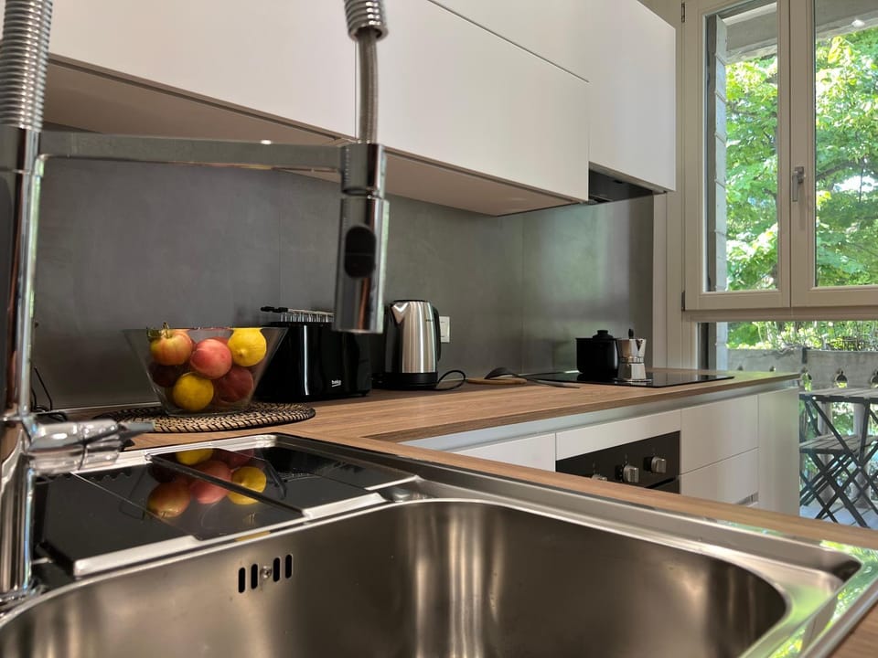 Coffee/tea facilities, Kitchen or kitchenette, stove