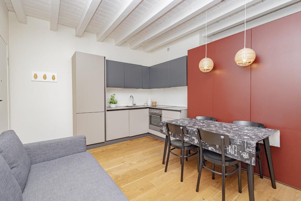 Kitchen or kitchenette, Living room, Seating area, Dining area, minibar, oven, pet friendly, stove
