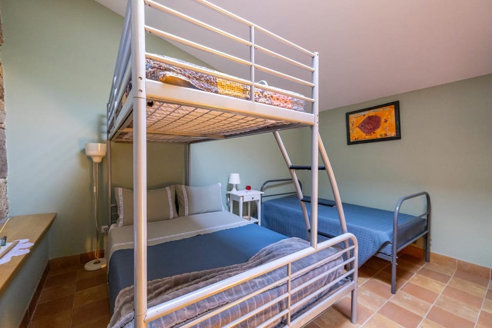 People, TV and multimedia, View (from property/room), Photo of the whole room, Bedroom, Guests, young children, Family, internet