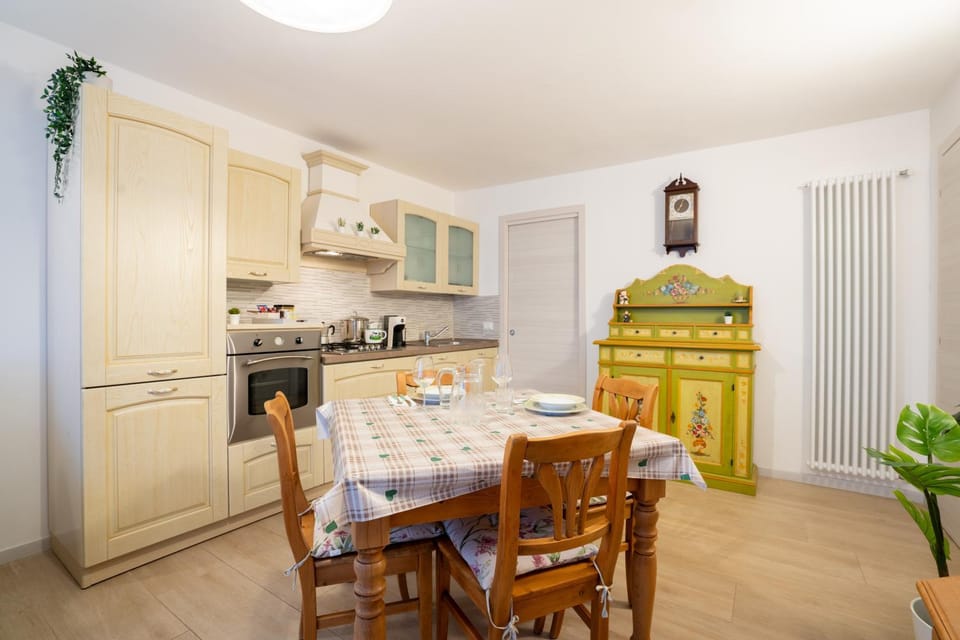 Kitchen or kitchenette, Dining area, pet friendly, stove