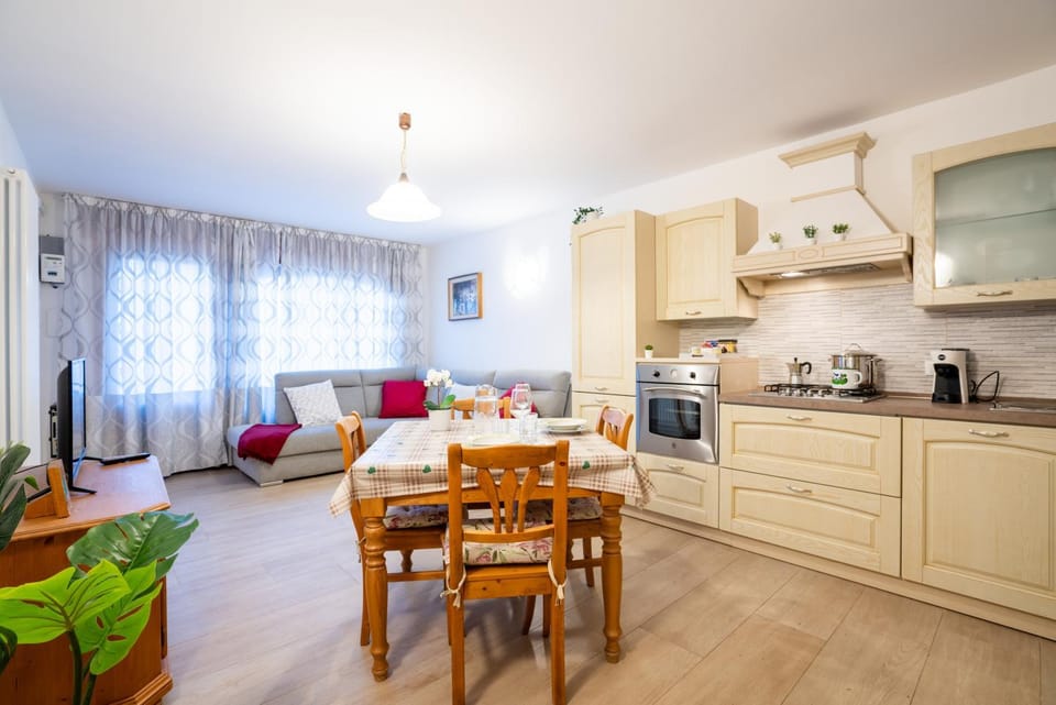 Coffee/tea facilities, Kitchen or kitchenette, Living room, Seating area, Dining area, pet friendly, stove