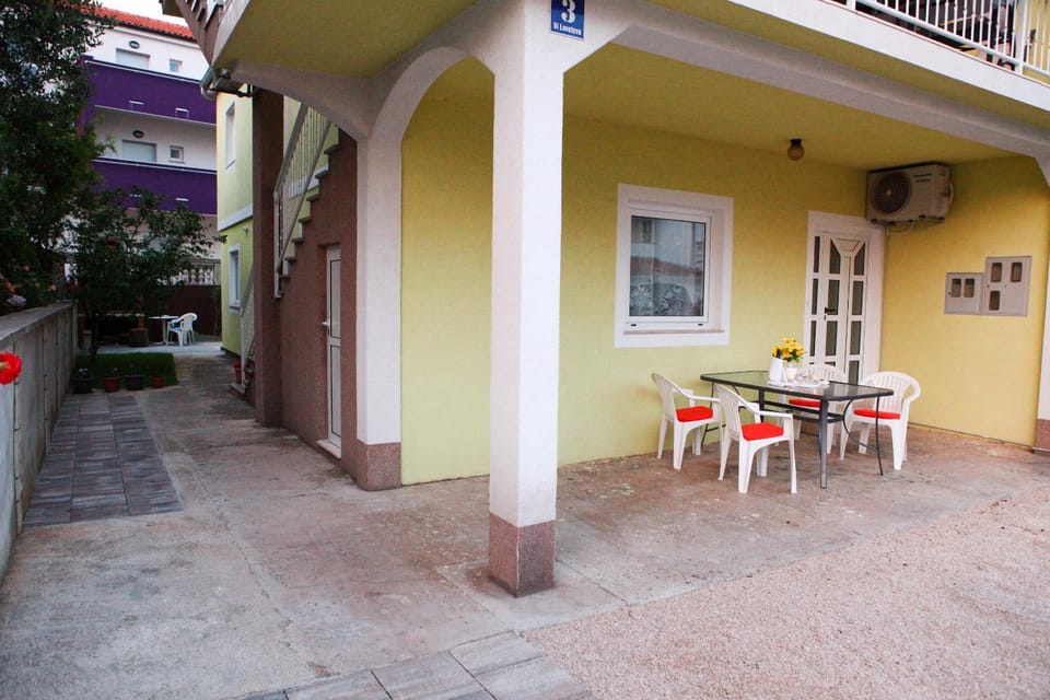 Property building, Patio, Day, Balcony/Terrace
